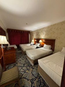 غرفة رباعية مطلة على المدينة