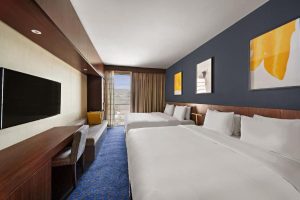 غرفة ثنائية مطلة على المدينة