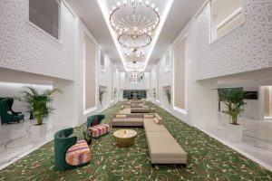 غرفة ثنائية مطلة على المدينة